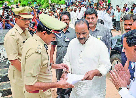 போலீஸாருடன் கள்ளநோட்டுக் கும்பல் மோதல்: ஹைதராபாதில் காவலர் உட்பட இருவர் பலி