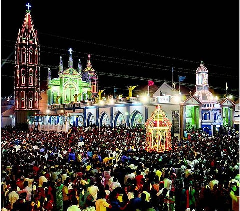 பனிமய மாதா பேராலய சப்பர பவனி﻿: தூத்துக்குடியில் லட்சக்கணக்கான மக்கள் பங்கேற்பு﻿