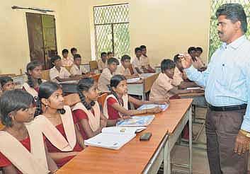 மாநகராட்சி பள்ளி மாணவர்களை  ஜெயிக்க வைக்கும் தாசில்தார்