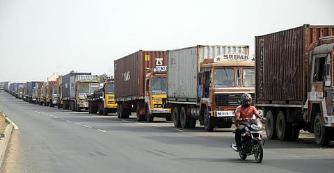 சென்னை புறநகர் பகுதிகளில் விதிகளை மீறி ‘பறக்கும்’ லாரிகள்﻿: தொடர் விபத்துகளால் மக்கள் அச்சம்﻿