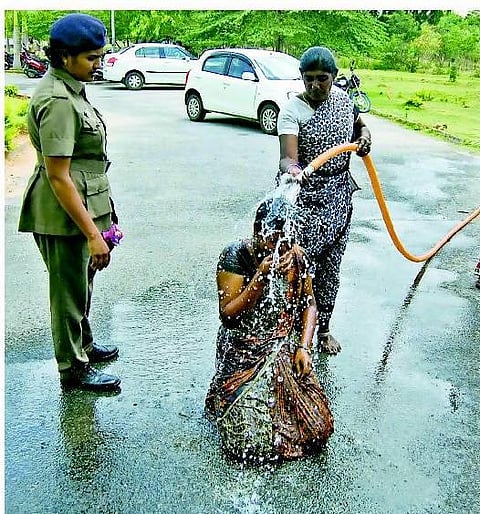 கணவரை கண்டுபிடித்து தரக் கோரி இளம்பெண் தீ குளிக்க முயற்சி﻿: ஆட்சியர் அலுவலகத்தில் பரபரப்பு﻿