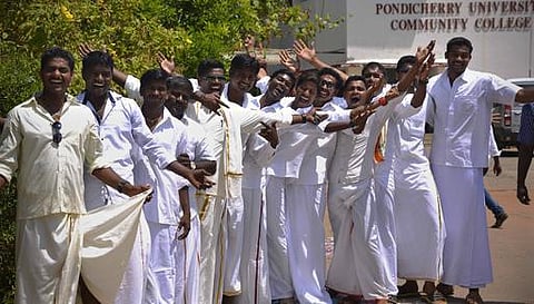 வேட்டி விவகாரம்: அரசு சட்டம் இயற்றியதால் உயர் நீதிமன்ற வழக்கு முடித்துவைப்பு﻿