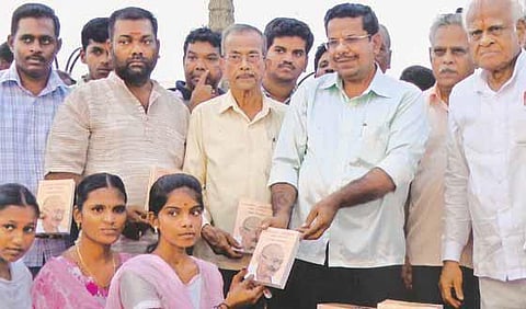படிக்கும் பழக்கத்தை உருவாக்க புத்தகங்களை இலவசமாக விநியோகிக்கும் பேராசிரியர்﻿: 15 ஆண்டுகளாக தொடரும் அறிவுச் சேவை﻿