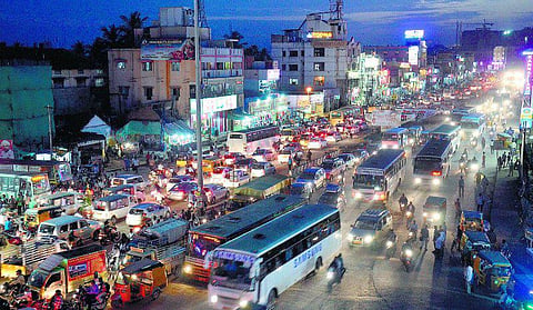 ஓராண்டாக கிடப்பில் இருக்கும் போரூர் மேம்பாலத்தை புதிய வடிவமைப்புடன் கட்ட விரைவில் டெண்டர்: நிலம் கையகப்படுத்துதல், குடிநீர் பை மாற்றல் பணிகளால் தாமதம்