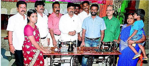 ரசிகர் மன்றங்களை இப்படியும் உருமாற்ற முடியும்﻿: அரும்பாக்கம் இளைஞர்களின் கல்விச் சேவை﻿