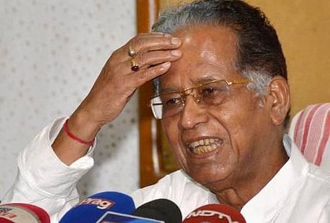 கலவரப் பகுதியை பார்வையிடச் சென்ற தருண் கோகாய் பாதுகாவலர்கள் மீது தாக்குதல்