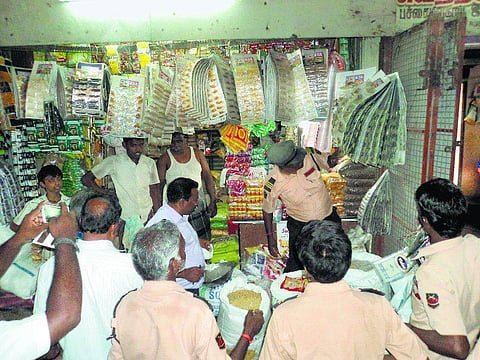 கோயம்பேடு காய்கறி மார்க்கெட்டில்  விதிமீறி விற்ற ரூ.20 ஆயிரம் மதிப்புள்ள கருவாடு பறிமுதல்: தி இந்து செய்தி எதிரொலி