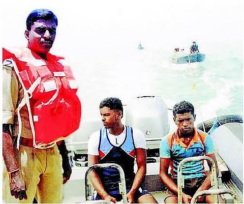நடுக்கடலில் தத்தளித்த 6 மீனவர்கள் மீட்பு﻿