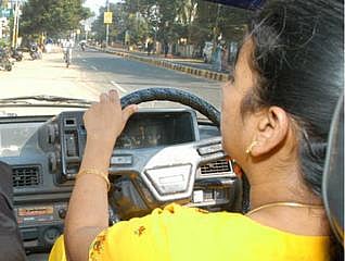 வாகனம் ஓட்டுவதில் சிறந்தவர்கள் ஆண்களா? பெண்களா?