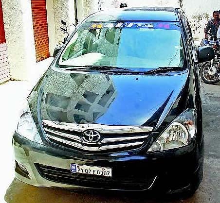 காரில் கடத்திய 14 கிலோ தங்கம் பறிமுதல் : 2 இளைஞர்கள் கைது﻿ - கடல் வழியாக தமிழகத்துக்குக் கொண்டு வரப்பட்டது