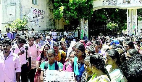முதல்வர் தொகுதியில் சொந்த கட்டிடம் இல்லாத அரசு கல்லூரி﻿: மாணவர்கள் போராட்டம்﻿