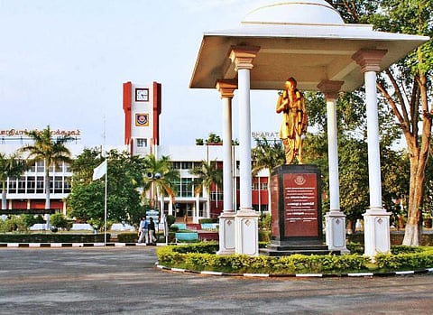 பாரதியார் பல்கலை. துணைவேந்தர் மீது புகாரும், பாராட்டும்﻿: பகடைக் காய்களாக்கப்படுகிறார்களா பேராசிரியர்கள்?﻿