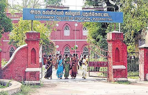 பி.எட். சேர்க்கையில் விதி மீறல்: மாணவர்கள் புகார்