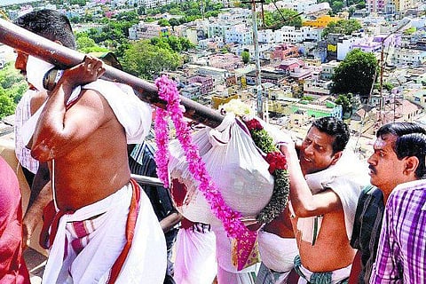 மலைக்கோட்டை உச்சிப் பிள்ளையாருக்கு பிரம்மாண்ட கொழுக்கட்டை படையல்﻿
