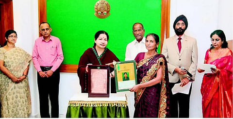 சிறந்த கைவினைக் கலைஞர்களுக்கு ‘பூம்புகார்’, ‘வாழும் பொக்கிஷம்’ விருதுகள் - முதல்வர் ஜெயலலிதா வழங்கினார்