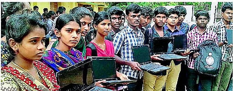 கல்வி அதிகாரி அலுவலகம் முற்றுகை﻿: மடிக்கணினி பழுது என மாணவர்கள் புகார்﻿