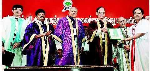 7 தங்கம் உட்பட 10 பதக்கங்கள் பெற்று சென்னை மருத்துவக் கல்லூரி மாணவி சாதனை: தமிழ்நாடு மருத்துவப் பல்கலை. 26-வது பட்டமளிப்பு விழா﻿