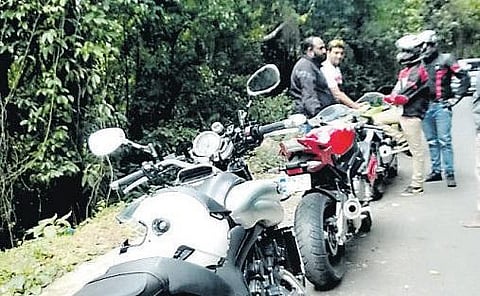 கொடைக்கானலில் குவியும் `லாங் ரைடு ரேஸ் பைக் இளைஞர்கள்﻿: மலைச் சாலைகளில் சாகசம் செய்வதால் விபத்து அபாயம்﻿