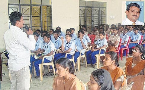 5 லட்சம் மாணவர்கள்.. 5 ஆயிரம் மரக் கன்றுகள்!: ஒரு கல்லூரிப் பேராசிரியரின் லட்சியக் கனவு﻿