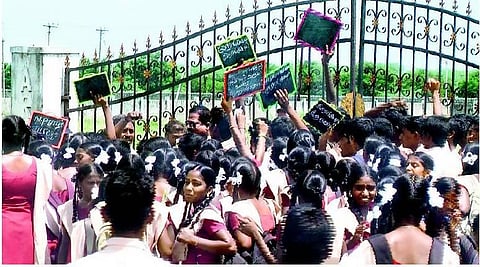 பாடம் நடத்த ஆசிரியர்கள் இல்லை: ஆசிரியர் தினத்தில் ஆதிதிராவிடர் பள்ளி மாணவர்கள் மறியல்﻿