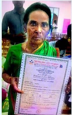 50 வயதில் தொழில் கல்வி சான்றிதழ் பெற்ற பெண்﻿: கற்கும் பாரதம் திட்டத்தில் பயின்றவர்