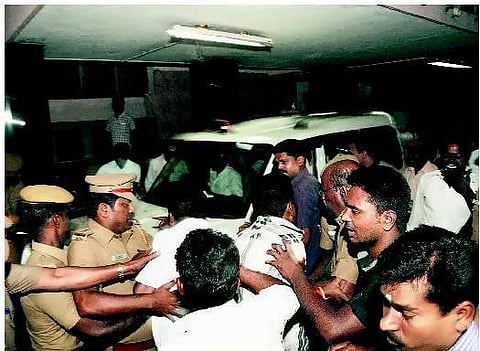 மதுரை மாநகராட்சி ஆணையரின் காரை மறித்து பாஜக-வினர் தாக்க முயற்சி﻿: வேட்புமனுவை வாபஸ் பெற்றதாக அறிவித்ததால் போராட்டம்