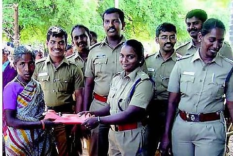 ஊர்க்காவல் படையினரின் ‘ஆடை கொடை’﻿