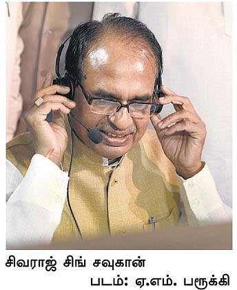 ஹலோ! உங்களின் குறை தீர்க்கப்பட்டு விட்டதா?﻿: போனில் கேட்கும் ம.பி. முதல்வர்
