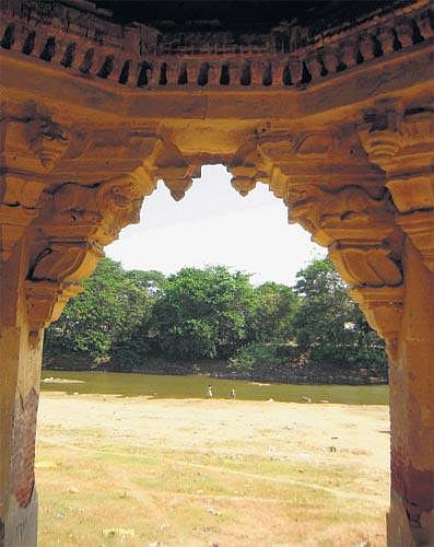 திருமஞ்சனக் கோயில்களும் நீராழி மண்டபங்களும்﻿
