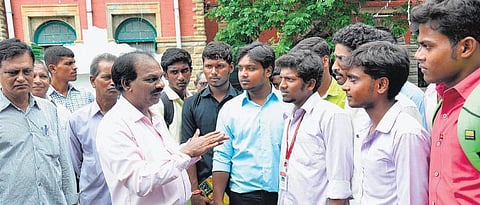 கோஷ்டி மோதலை தடுக்க போலீஸார் நடவடிக்கை: கல்லூரி மாணவர்கள் வரும் பேருந்துகளில் சோதனை﻿