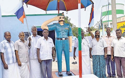 கிருஷ்ணகிரியில் ஒரு ராணுவ கிராமம்﻿﻿: நாட்டுக்காக உயிர் தியாகம் செய்தவர்களுக்கு சிலை வைத்து வணங்கும் மக்கள்