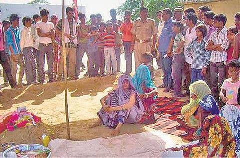 பெற்ற குழந்தையை உயிருடன் புதைத்து சமாதியில் பூஜை﻿