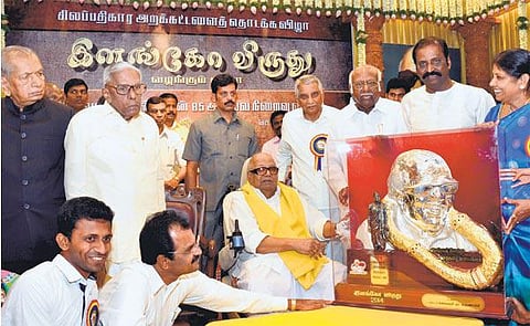 சிலப்பதிகார அறக்கட்டளை சார்பில்﻿ கருணாநிதிக்கு இளங்கோ விருது, பூம்புகார் சிற்பி பட்டம்﻿: இலக்கிய வளர்ச்சிக்கு அனைவரும் உதவ வேண்டுகோள்