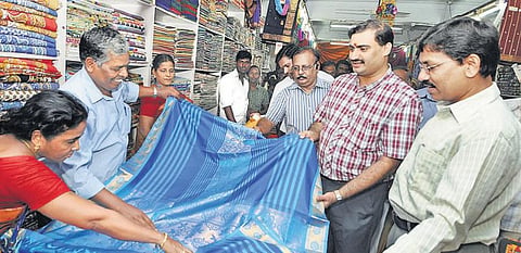 தீபாவளிக்கு 30 சதவீதம் சிறப்பு தள்ளுபடி; விற்பனை இலக்கு ரூ.182 கோடி:﻿ கோ-ஆப்டெக்ஸ் மேலாண் இயக்குநர் தகவல்