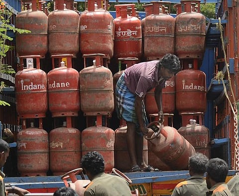 பாரத், ஹெச்.பி.யில் விரைவு விநியோகம்﻿: இண்டேன் சிலிண்டர்கள் மட்டும் 4 வாரம் கழித்து டெலிவரி﻿﻿ - வாடிக்கையாளர்கள் கடும் அதிருப்தி﻿