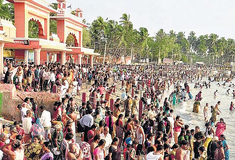 ராமேசுவரத்தில் மஹாளய அமாவாசையை முன்னிட்டு பல்லாயிரக்கணக்கானோர் தீர்த்தம் ஆடினர்﻿