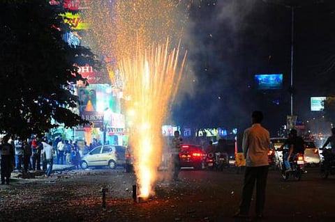 சீனப் பட்டாசுகள் இறக்குமதியால்﻿ சிவகாசியில் பட்டாசு விற்பனை கடும் பாதிப்பு: நடவடிக்கை எடுக்க சுங்கத்துறைக்கு கோரிக்கை