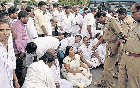 கர்நாடக போலீஸாரை கண்டித்து அதிமுகவினர் மறியல்﻿