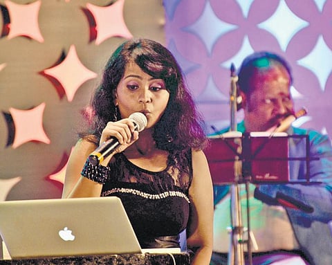 சாதகப் பறவைகள் இசைக்குழு உலக சாதனை முயற்சி: விசிலடித்து 18 மணி நேரம் பாடல்களை பாடிய இளம்பெண்﻿