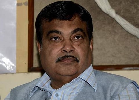 கட்காரி மீது ஷூ வீச முயன்ற இளைஞர் கைது