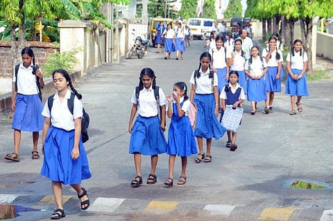 தமிழகத்தில் காலாண்டு விடுமுறை முடிந்து பள்ளிகள் இன்று திறப்பு