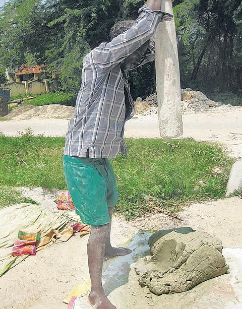 நலிவடைந்து வரும் நாமக்கட்டித் தயாரிப்புத் தொழில்﻿: அரசு உதவியை எதிர்பார்க்கும் தொழிலாளர்கள்﻿