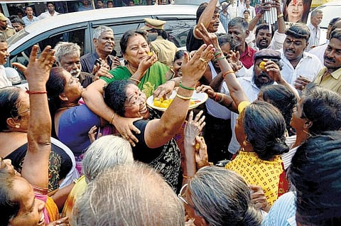 அதிமுக அலுவலகம், போயஸ் கார்டனில்﻿ முதலில் கொண்டாட்டம்.. பின்னர் சோகம்