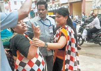 போலீஸ் கமிஷனர் அலுவலகம் முன்பு நடிகை தற்கொலை முயற்சி