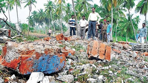 புதுச்சேரி அருகே பட்டாசு குடோன் வெடித்து தரைமட்டம்: காலையில் நடந்ததால் விபரீதம் தவிர்ப்பு