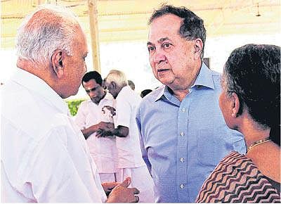 பொள்ளாச்சி மகாலிங்கம் நினைவிடத்தில் தீப வழிபாடு﻿