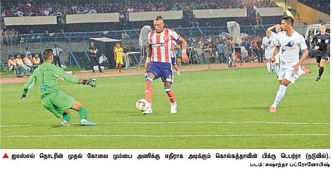 வண்ணமயமாகத் தொடங்கியது ஐஎஸ்எல் கால்பந்து: முதல் போட்டியில் மும்பையை வீழ்த்தியது கொல்கத்தா