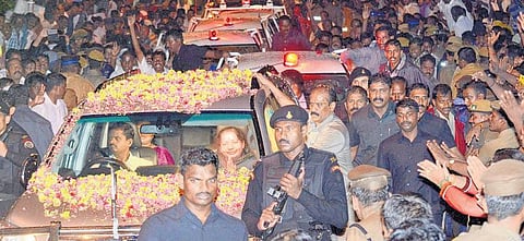 ஜெயலலிதா ஜாமீனில் விடுதலை- மழையிலும் வழிநெடுக வரவேற்ற அதிமுகவினர்﻿﻿