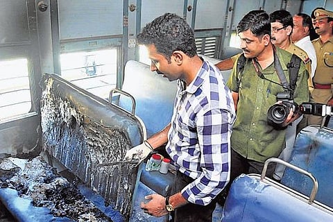 கேரளாவில் பயங்கரம்: நின்று கொண்டிருந்த ரயிலில் பெண் எரித்துக் கொலை