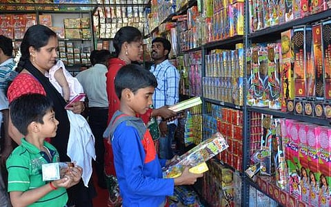 கடைசி நாளில் களைகட்டிய பட்டாசு விற்பனை: தொடர் மழையால் 40% விற்பனை பாதிப்பு﻿﻿